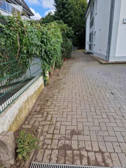 Gehweg freigelegt nachher